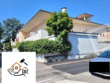Foto Appartamento in Via LEGIONE ANTONINI  121, Vicenza di 223 m² all'asta