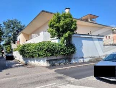 Foto Appartamento in Via LEGIONE ANTONINI  121, Vicenza di 223 m² all'asta