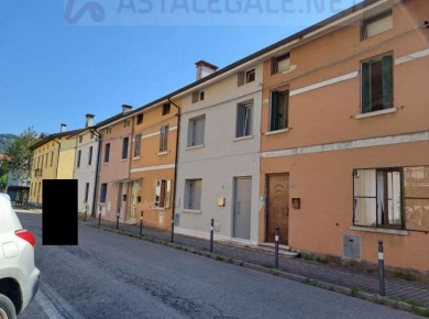 Foto Appartamento in Via Pietro Riboli  23, Schio Centro di 140 m² all'asta