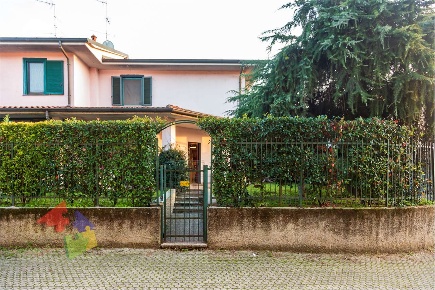 Foto Villa a schiera in Via Lombardia 1, Motta Visconti di 219 m²