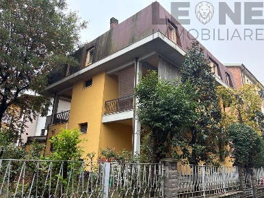 Foto Villa bifamiliare a Vignola di 350 m² con 12 locali in vendita