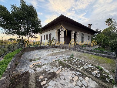 Foto Villa bifamiliare a Vallecrosia di 317 m² con 9 locali in vendita