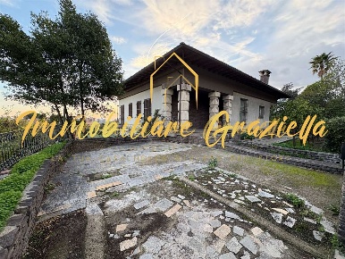 Foto Villa bifamiliare a Vallecrosia di 317 m² con 9 locali in vendita