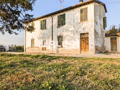 Foto Casa indipendente in Via Ravegnana, Faenza di 311 m² con 5 locali