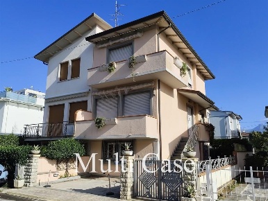 Foto Villa bifamiliare a Camaiore Lido di Camaiore di 150 m² con 7 locali