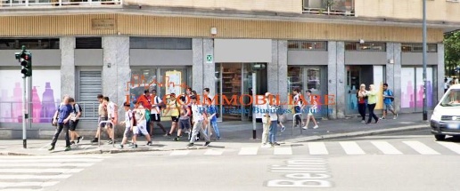 Foto Negozio in VIA GIAMBELLINO, Milano Giambellino di 450 m² in vendita