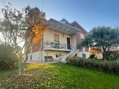 Foto Villa unifamiliare a Castello d'Agogna di 149 m² con 3 locali