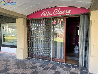Foto Negozio in Via degli Oleandri, Sessa Aurunca Baia Domizia di 30 m²