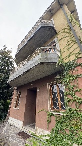 Foto Villa bifamiliare in Via Semper, Carpi di 525 m² con 12 locali