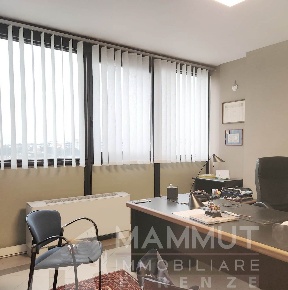 Foto Ufficio a Prato Cafaggio - Grignano di 100 m² con 4 locali in vendita