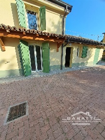 Foto Attività commerciale a Novi di Modena di 68 m² con 4 locali in affitto