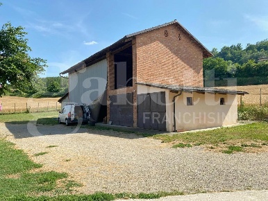 Foto Magazzino in Isorella, Cherasco di 140 m² con 3 locali in vendita