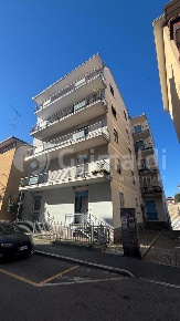 Foto Ufficio in Via Cattaneo 43, Magenta Centro di 104 m² con 3 locali