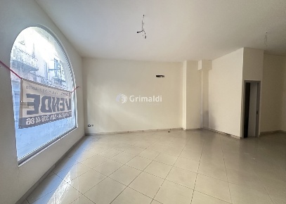Foto Negozio in Via Del Pennino 23, Acerra Centro di 65 m² con 1 locali