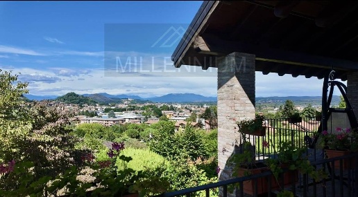 Foto Villa singola a Arona Centro di 250 m² con 5 locali in vendita
