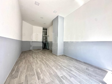 Foto Negozio in Della Repubblica, Calvizzano di 35 m² con 1 locali