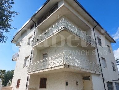 Foto Appartamento in Via Metella Nuova 3, Sant'Omero di 150 m² con 6 locali