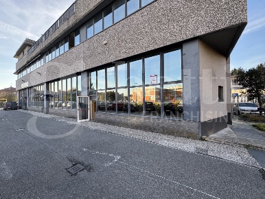 Foto Magazzino in Via Manzu' 5, Curno di 190 m² con 4 locali in vendita