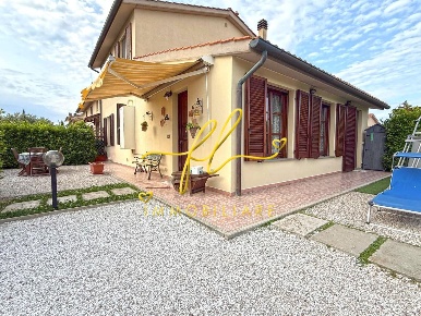 Foto Appartamento a Cecina Cecina Centro di 88 m² con 4 locali in vendita