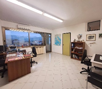 Foto Ufficio a Carrara Marina di Carrara di 45 m² con 1 locali in affitto