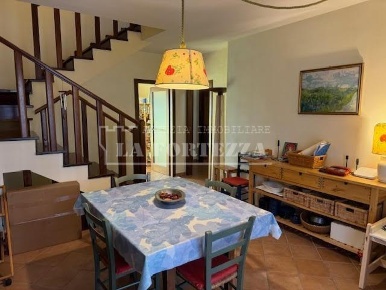 Foto Villa bifamiliare a Calci Centro di 180 m² con 6 locali in vendita