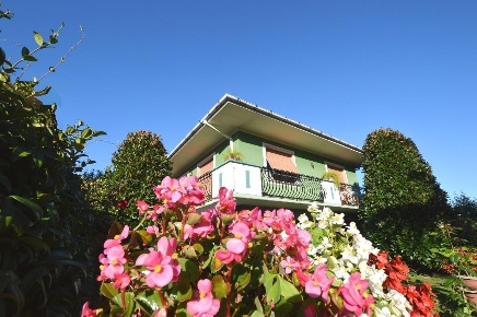 Foto Villa unifamiliare a Lucca Sant'Angelo di 250 m² con 9 locali