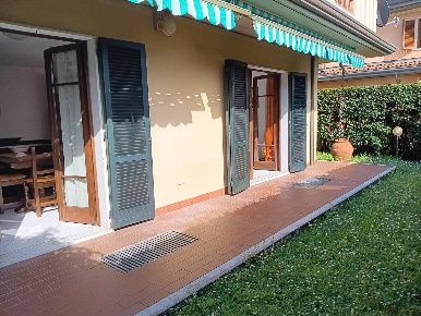 Foto Villa a schiera a Massa Marina di Massa Centro di 120 m² con 5 locali