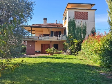 Foto Villa unifamiliare a Santa Croce sull'Arno Centro di 320 m² in vendita