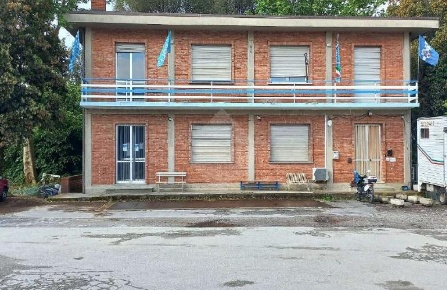 Foto Negozio in Via F. Romea, Altopascio di 389 m² con 5 locali in vendita