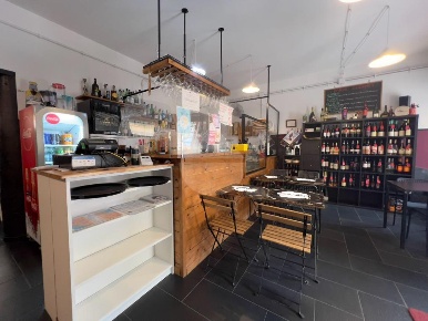 Foto Negozio in Viale Francia, Pomezia di 75 m² con 2 locali in vendita