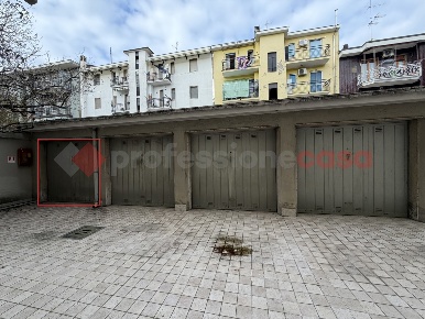 Foto Box in Via Poliziano 6, Cesano Boscone Centro di 12 m² in vendita