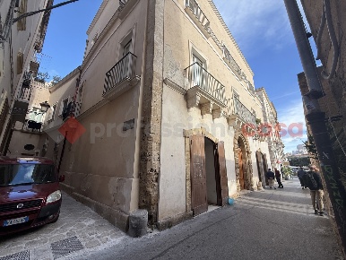 Foto Negozio in Via Duomo 277, Taranto Isola - Città Vecchia di 103 m²