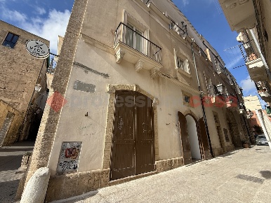 Foto Negozio in Vico Sant'Agostino 1, Taranto Isola - Città Vecchia