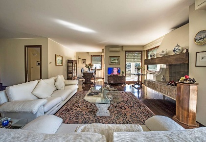 Foto Villa unifamiliare a Pesaro di 330 m² con 11 locali in vendita