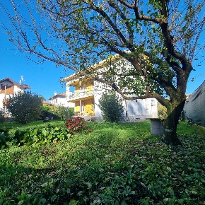 Foto Villa unifamiliare in via maggiore toselli 23, Varese di 200 m²