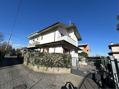 Foto Villa bifamiliare a Cologno al Serio di 145 m² con 5 locali in vendita