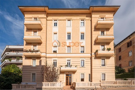 Foto Attico in Fratelli Pellas, Perugia Centro di 173 m² con 9 locali