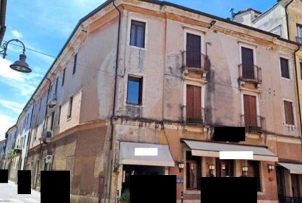 Foto Appartamento in Via Fusinato, Schio Centro di 206 m² con 7 locali