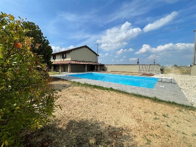 Foto Villa unifamiliare a Alessandria di 170 m² con 7 locali in vendita