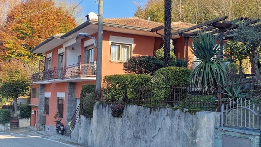 Foto Villa unifamiliare a Gravellona Toce di 280 m² con 6 locali in vendita