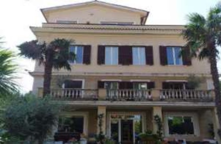 Foto Villa unifamiliare in Corso Vittoria Colonna, Marino Centro di 678 m²