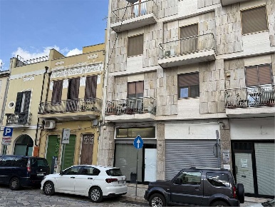 Foto Negozio in VIA FERRANTE FORNARI 46, Brindisi Centro Storico di 144 m²