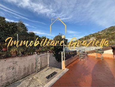 Foto Villa unifamiliare a Vallecrosia di 263 m² con 10 locali in vendita
