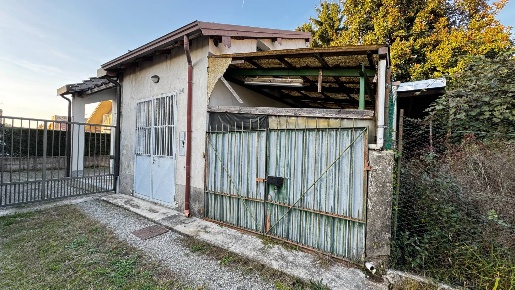 Foto Magazzino in Via Castello, Vimercate Ruginello di 15 m² in vendita