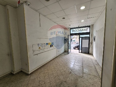 Foto Locale commerciale in lungomare Cristoforo Colombo, Salerno di 45 m²