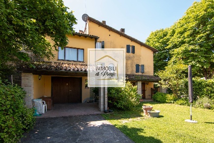 Foto Villa unifamiliare in Strada Goiano, Langhirano Goiano di 200 m²