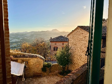 Foto Attico in via lancellotti, Staffolo Centro di 182 m² con 7 locali