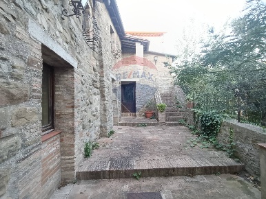 Foto Casa indipendente in Via San Michele, Valfabbrica Centro di 100 m²