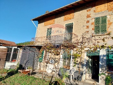 Foto Villa singola in via La Pezza, Luino Centro di 180 m² con 4 locali