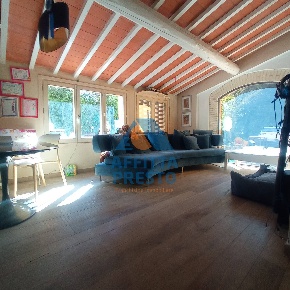 Foto Case semi ndipendenti a Vinci di 185 m² con 7 locali in vendita